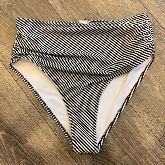 Ruffle Bandeau Bikini With High Waisted Bottom - Picture 7 of 9